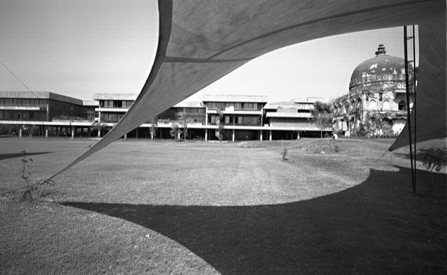 This image shows a view of the main building of the NID from 1969. An extant historical monument on the campus contrasts with the institute’s Modernist design, showing how this must have ushered in a new aesthetic for the country. Courtesy of Archives, National Institute of Design, Ahmedabad